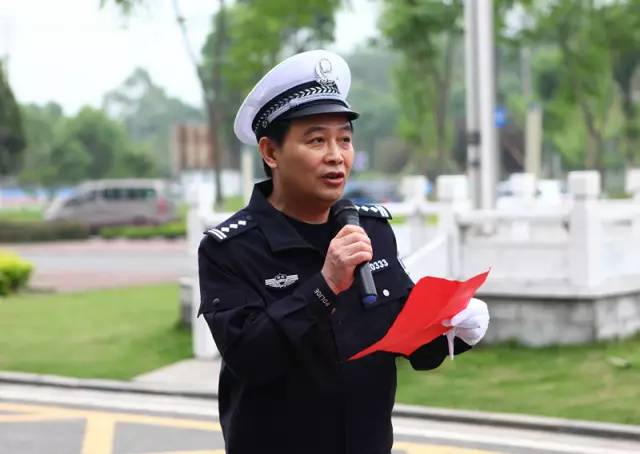 (市公安局交警支队支队长蔡卫红为获奖民警颁奖)(市局政治部常务副