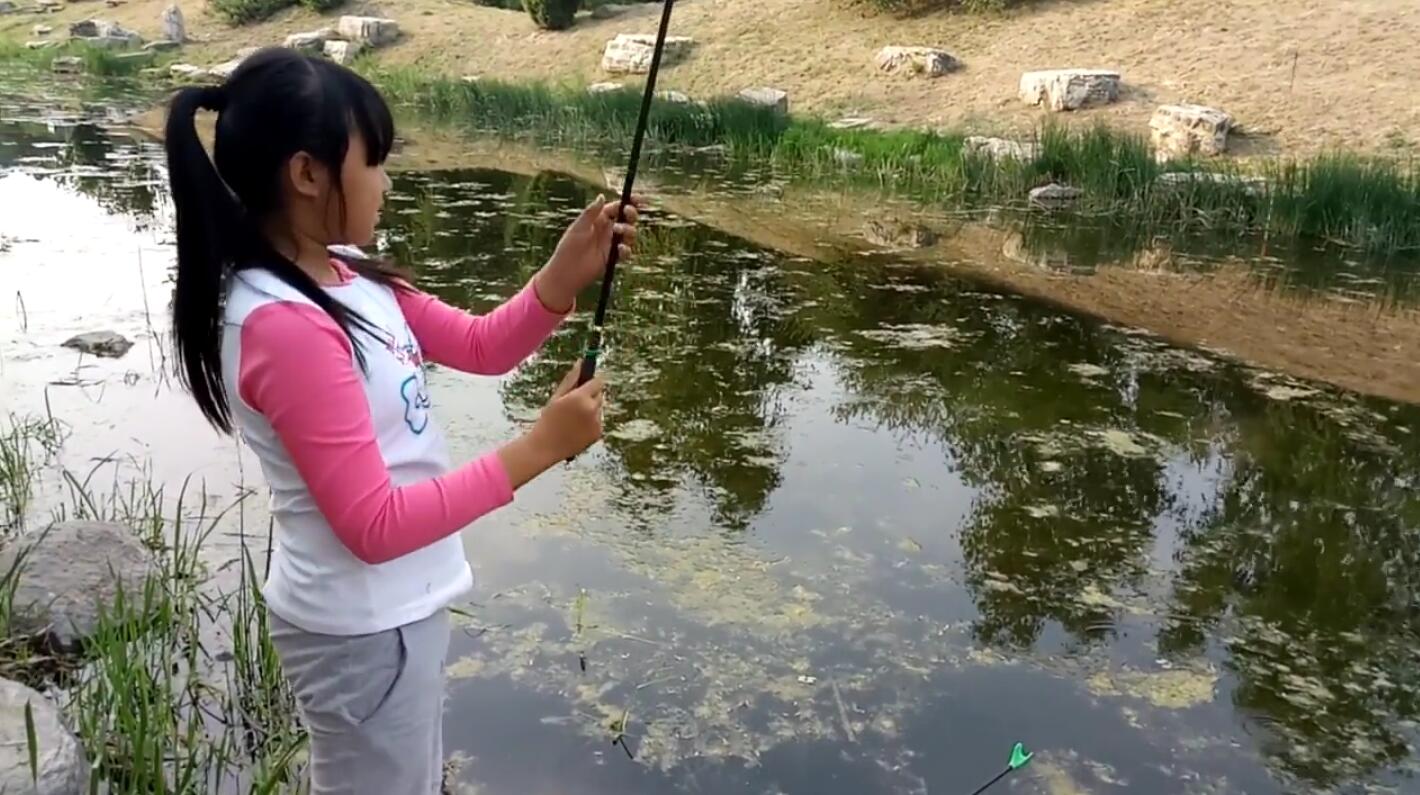 看到这小女孩钓鱼,基本没有什么鱼上钩,她钓鱼还挺有耐心的