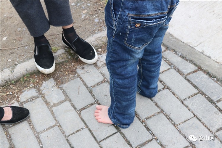小男孩光脚穿凉鞋赤脚图片