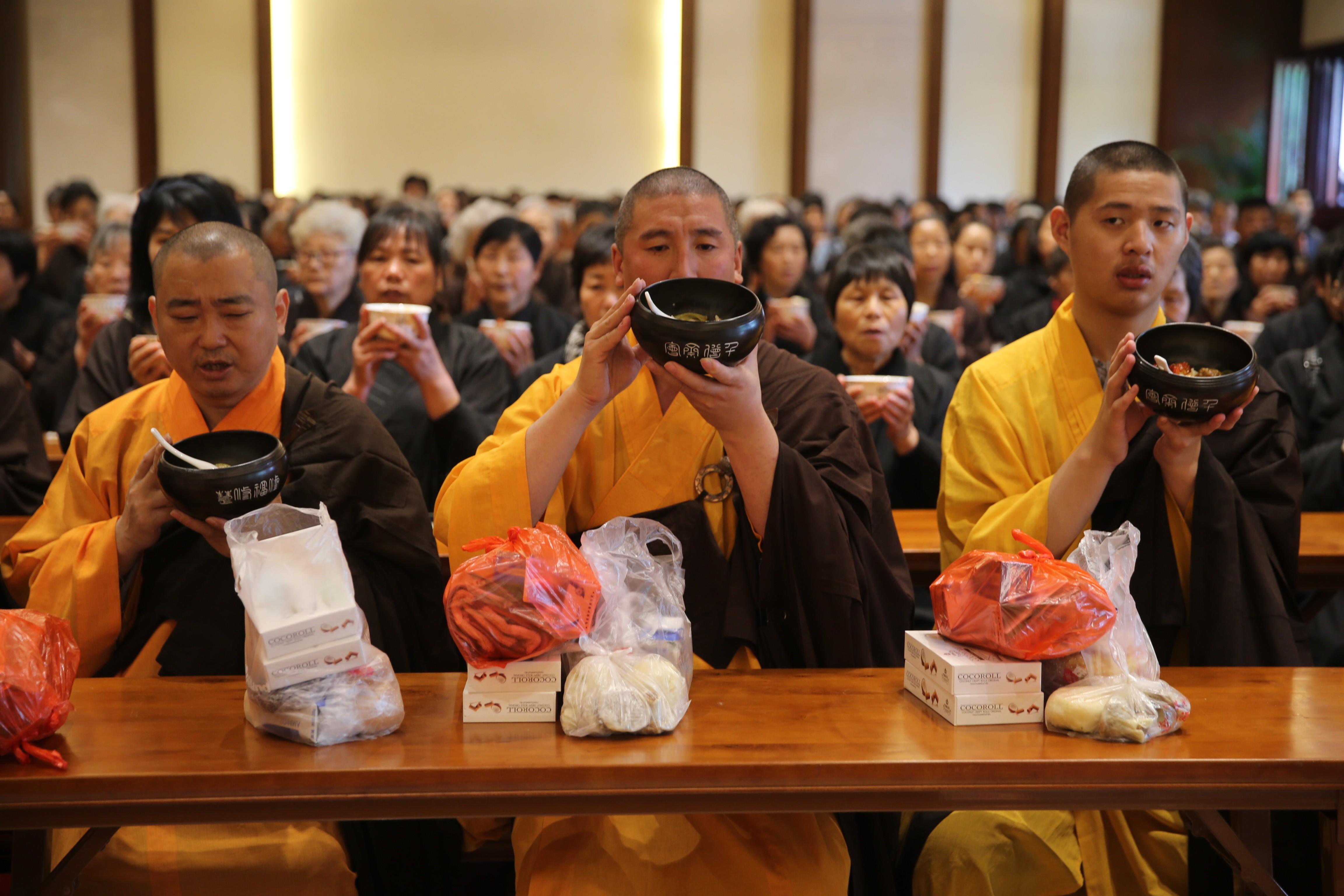 苏州寒山寺举行浴佛供佛斋僧法会