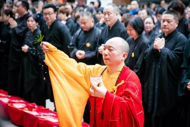 上海玉佛禅寺监院,寺务处副主任慧觉法师主法,带领居士们效法诸佛菩萨