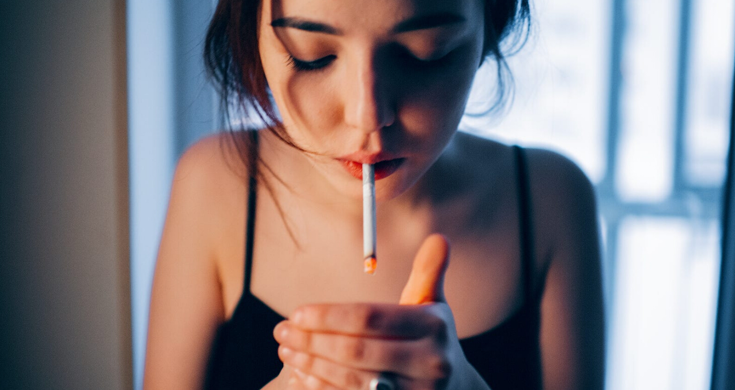 抽烟的女人寂寞图片