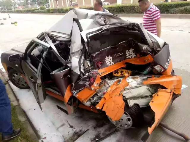 今早惨烈车祸东莞水濂山路段驾校车被撞得面目全非车上学员