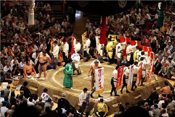 相扑比赛凝聚了很多日本传统的文化精髓,比如欣赏转瞬即逝的精彩