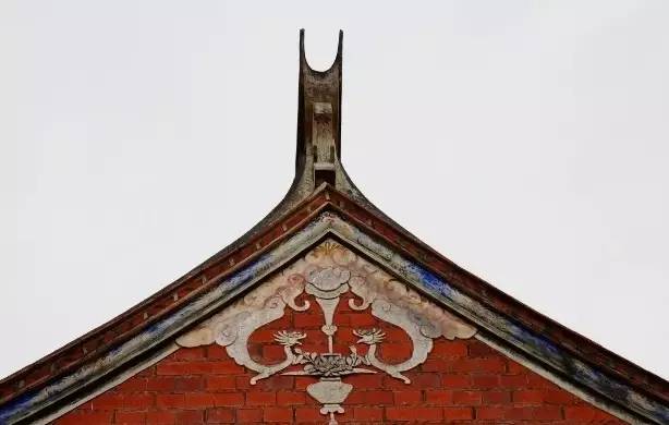 泉州传统建筑的人字坡顶的正脊两端,还接上了仍是反曲上翘的燕尾