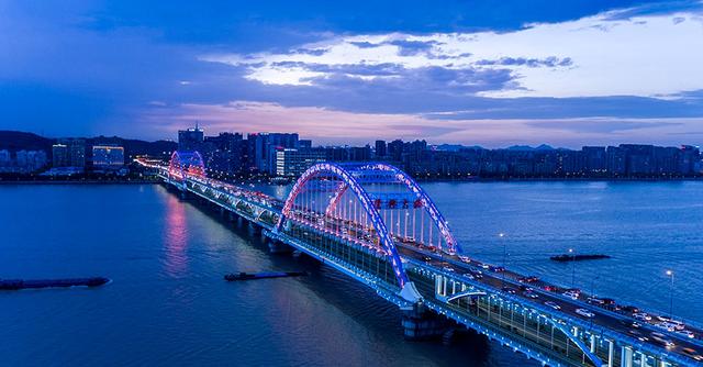 夜晚的钱江四桥像一条彩色丝带连接两岸