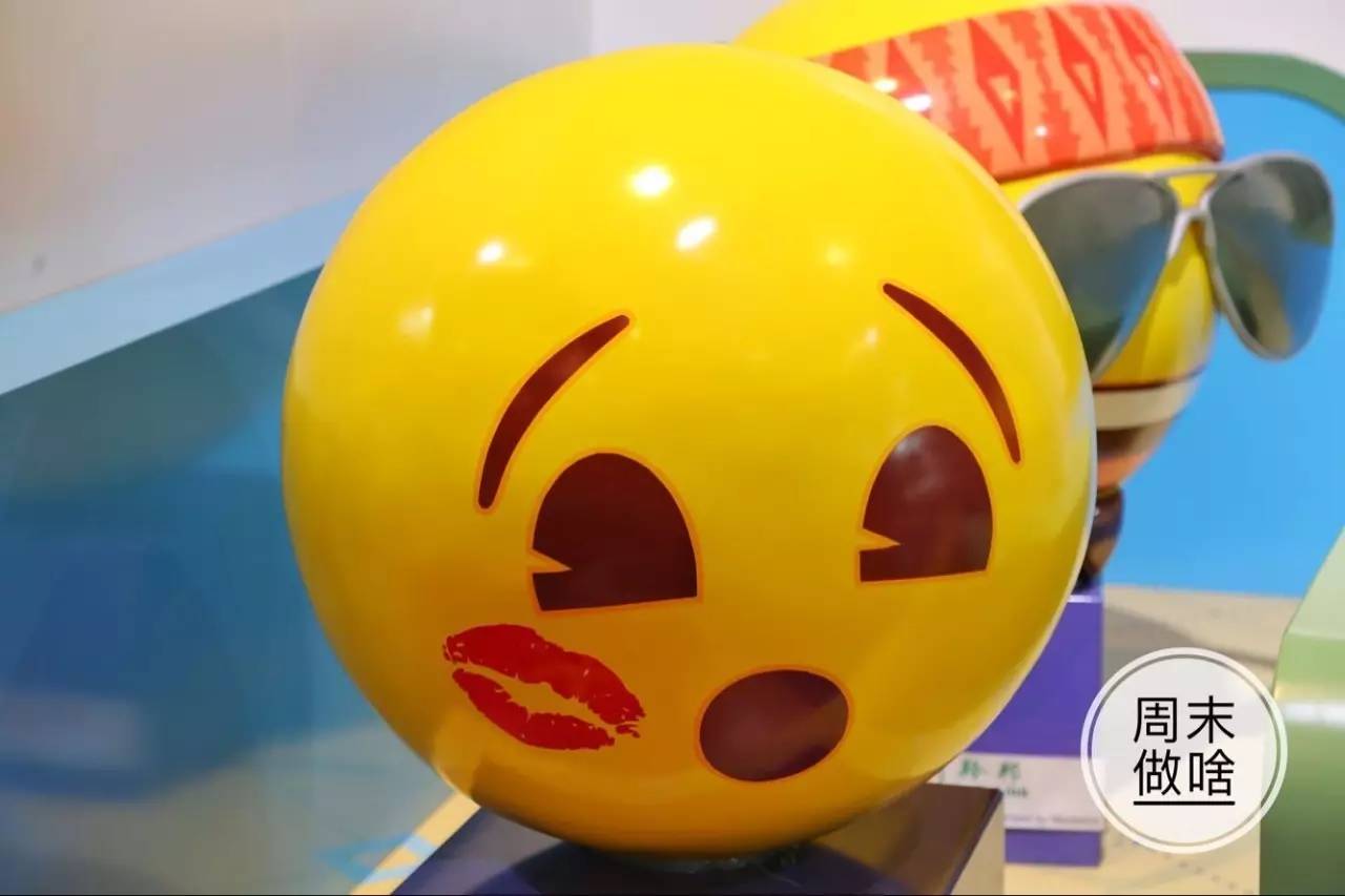 魔性emoji表情中国首展来上海魔鬼扭蛋机表情街人人都是小黄脸