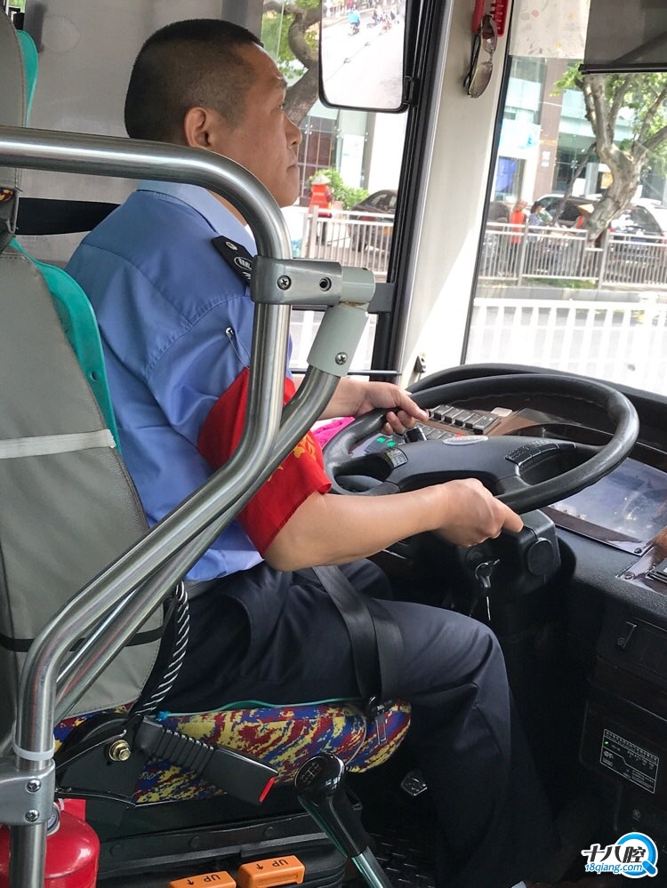最帅公交车司机正面照图片
