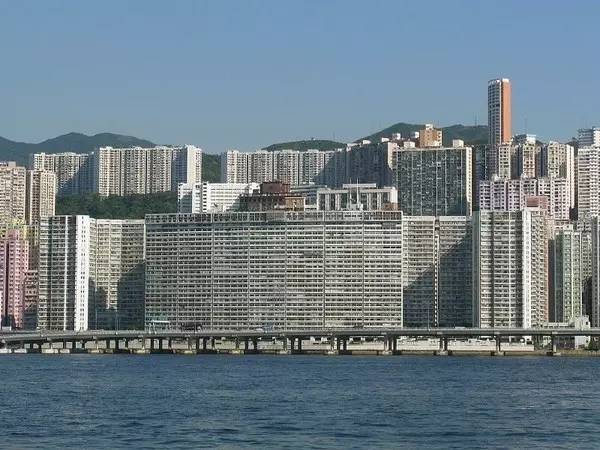 1"屏风楼"问题问题与反思香港是世界上人口密度最高的城市之一