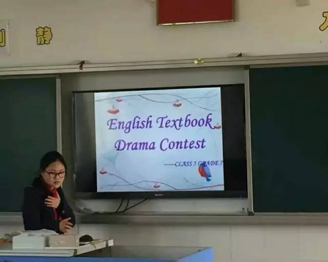 校园长廊上,一群学生正认真背诵单词,大声诵读英文;英语教室里,外教与