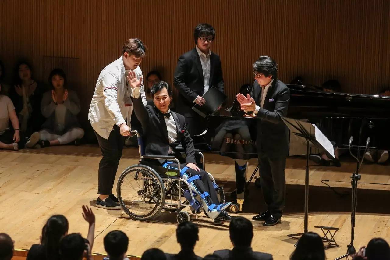 廖昌永轮椅上的音乐会图片
