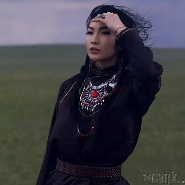 现代蒙古女孩的自拍照.
