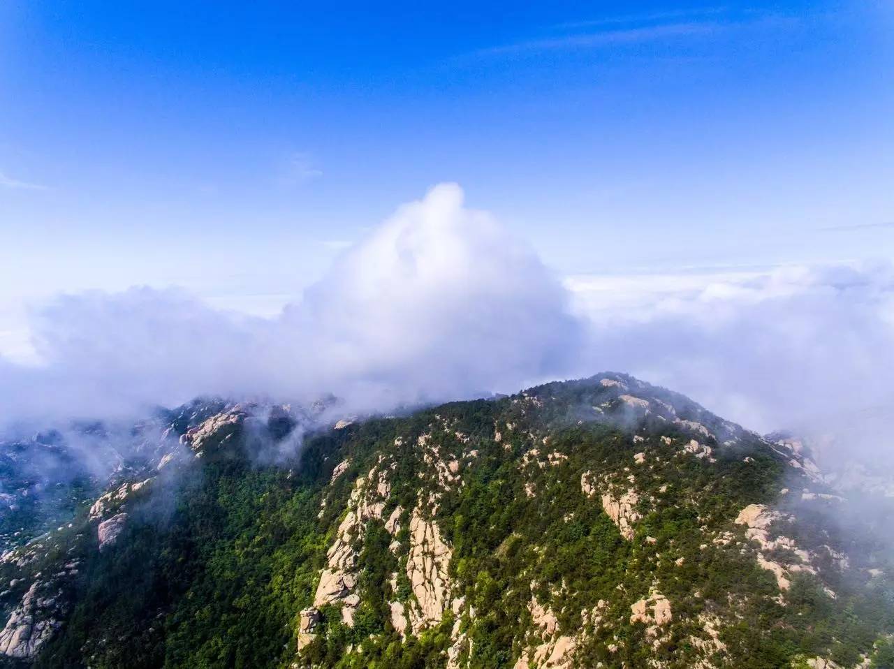 巨峰現雲山霧海登臨嶗山如沐仙境海量航拍大片來襲