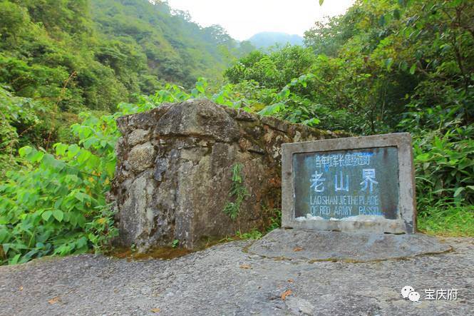 經歷了湘江戰役之後,中央紅軍帶著折損過半的慘烈印記翻越老山界,抵達