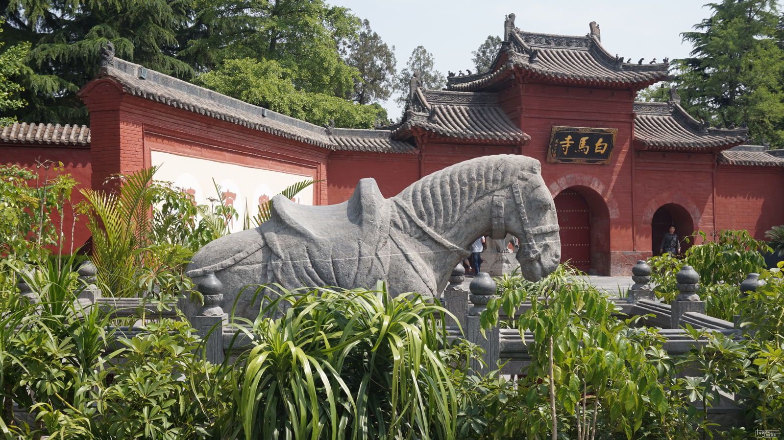 白马寺建筑规模雄伟,现在的布局为明嘉靖时重修,仅存天王殿,大佛殿