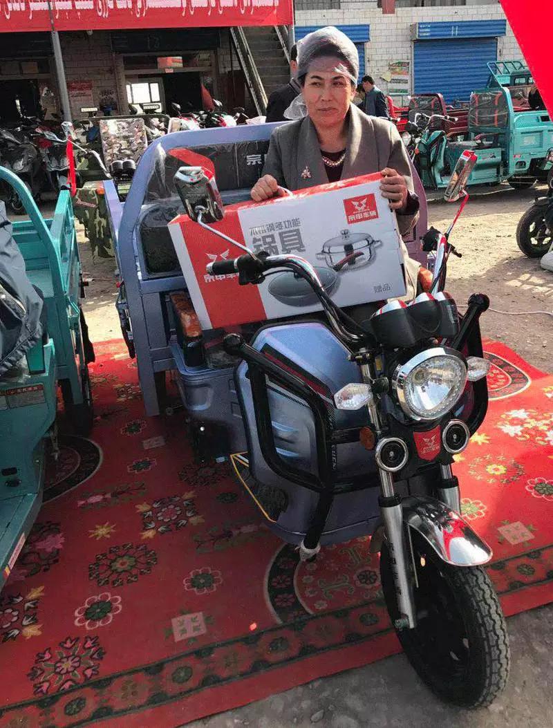 新疆80岁老人来到宗申产业园,有个梦想骑着宗申三轮车去北京