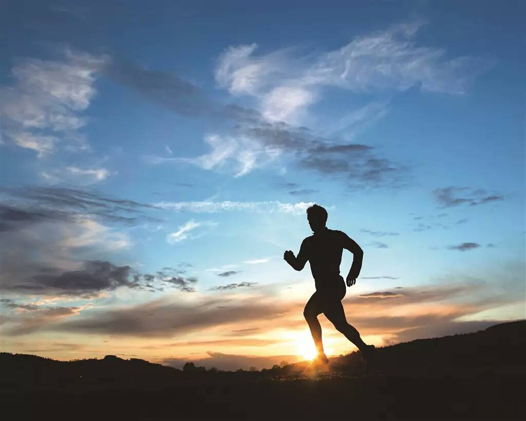 男士清晨阳光跑步图片图片