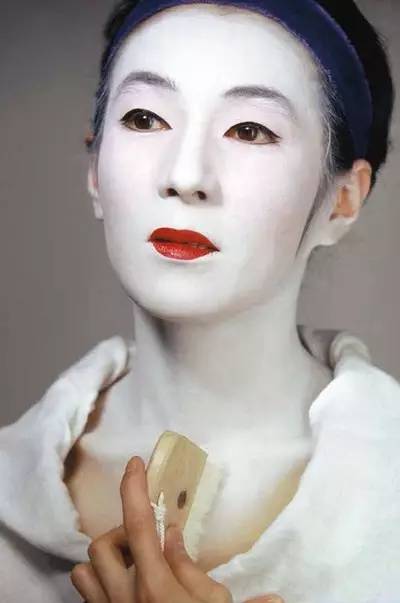 游》中形容神人是肌肤若冰雪,日本的艺妓妆也是一个很有力的例子