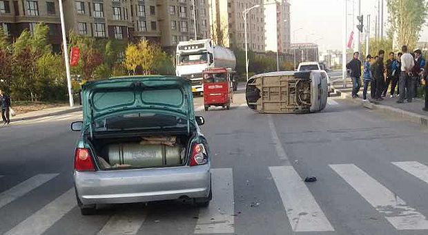 在章党大桥西铁路桥下丁字路口处发生一起交通事故,一辆凉快侧翻倒在