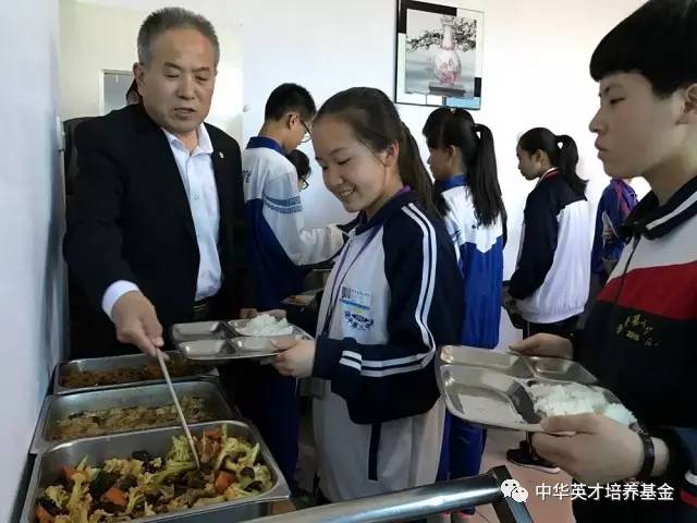 学员在滦平一中用餐