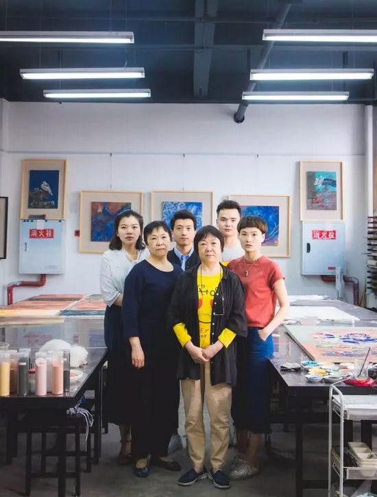 (左起:尉艺 四川大学研究生在读,晓琴 尚瀚岩彩画院工作人员,闵盈