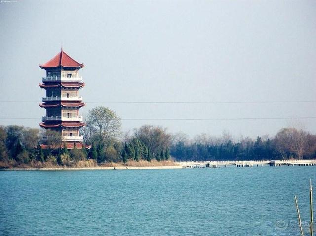 有八里河风景区,颍州西湖等景点.