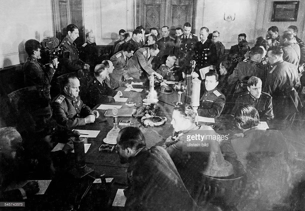 1945年5月8日,纳粹德国签署无条件投降书