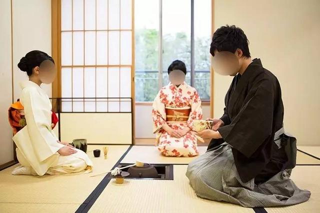 日本人跪着吃饭图片