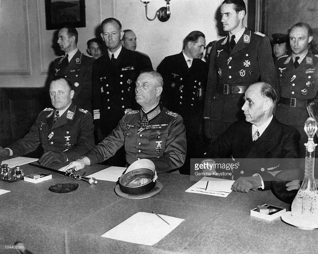 1945年5月8日,纳粹德国签署无条件投降书
