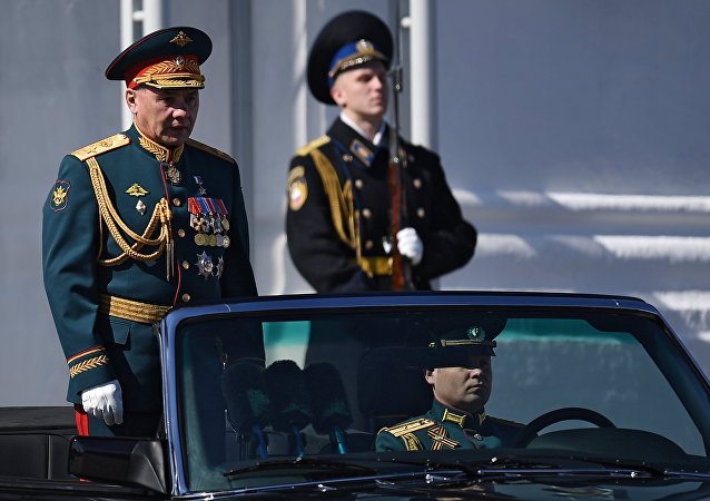 国防部长谢尔盖·绍伊古大将巡检各部队方阵之后,乘车驶向中央观礼台