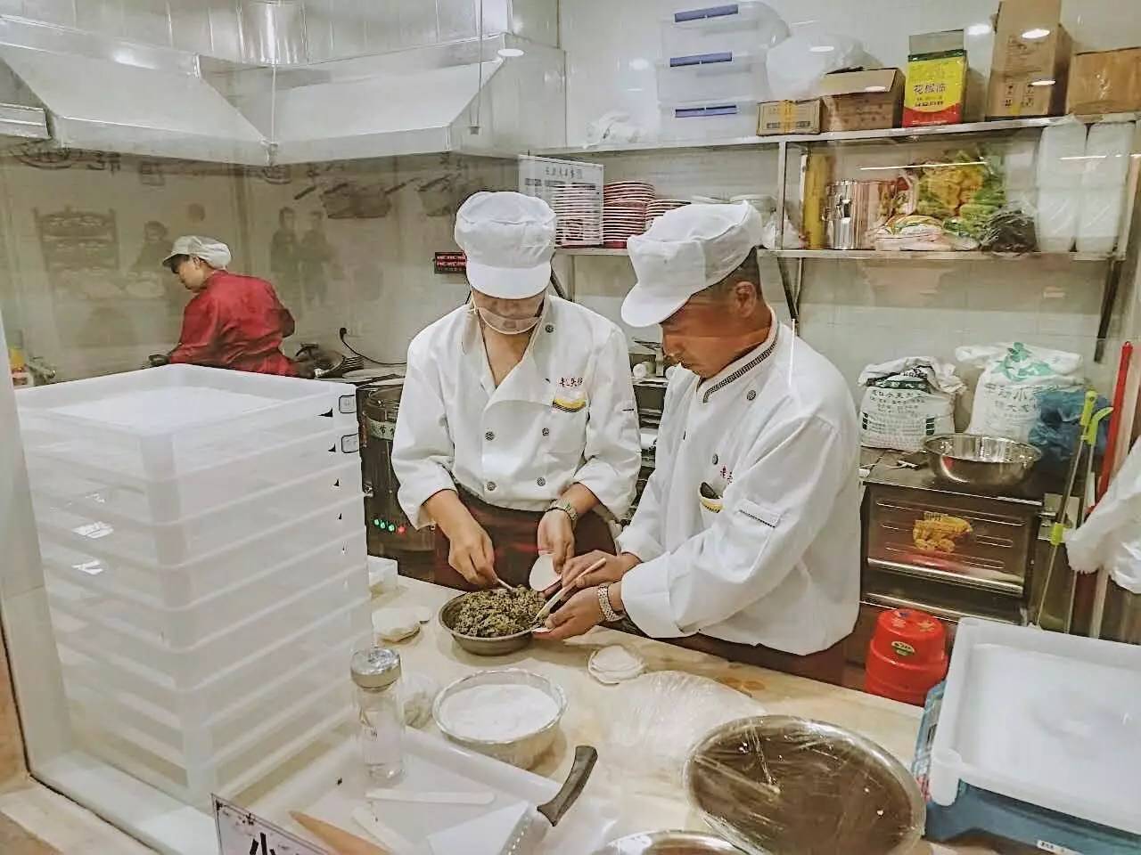▽现包现下▽店里明亮干净,透过玻璃能看到后厨的师傅正在制作饺子,从