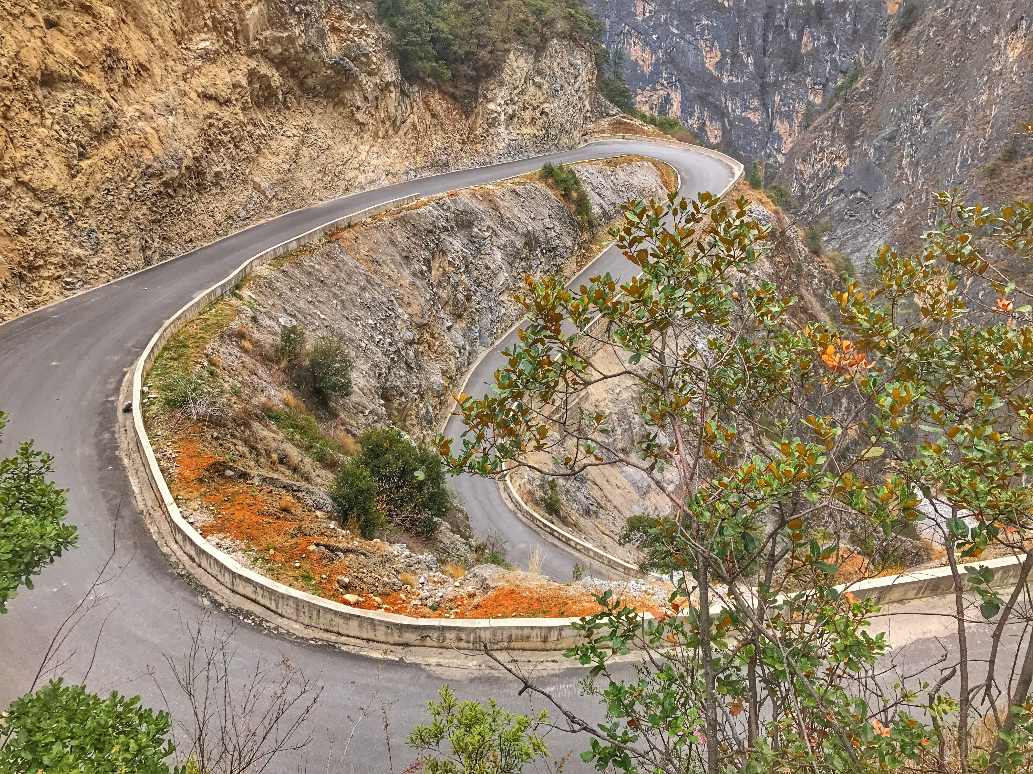 蜿蜒而壮丽的盘山公路—山腰