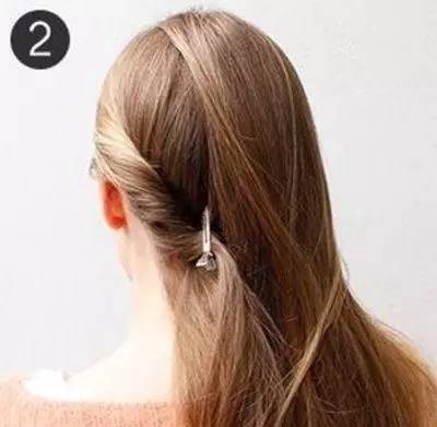 步骤一:将女孩子长发理顺,将双耳处的两束发扭转做造型