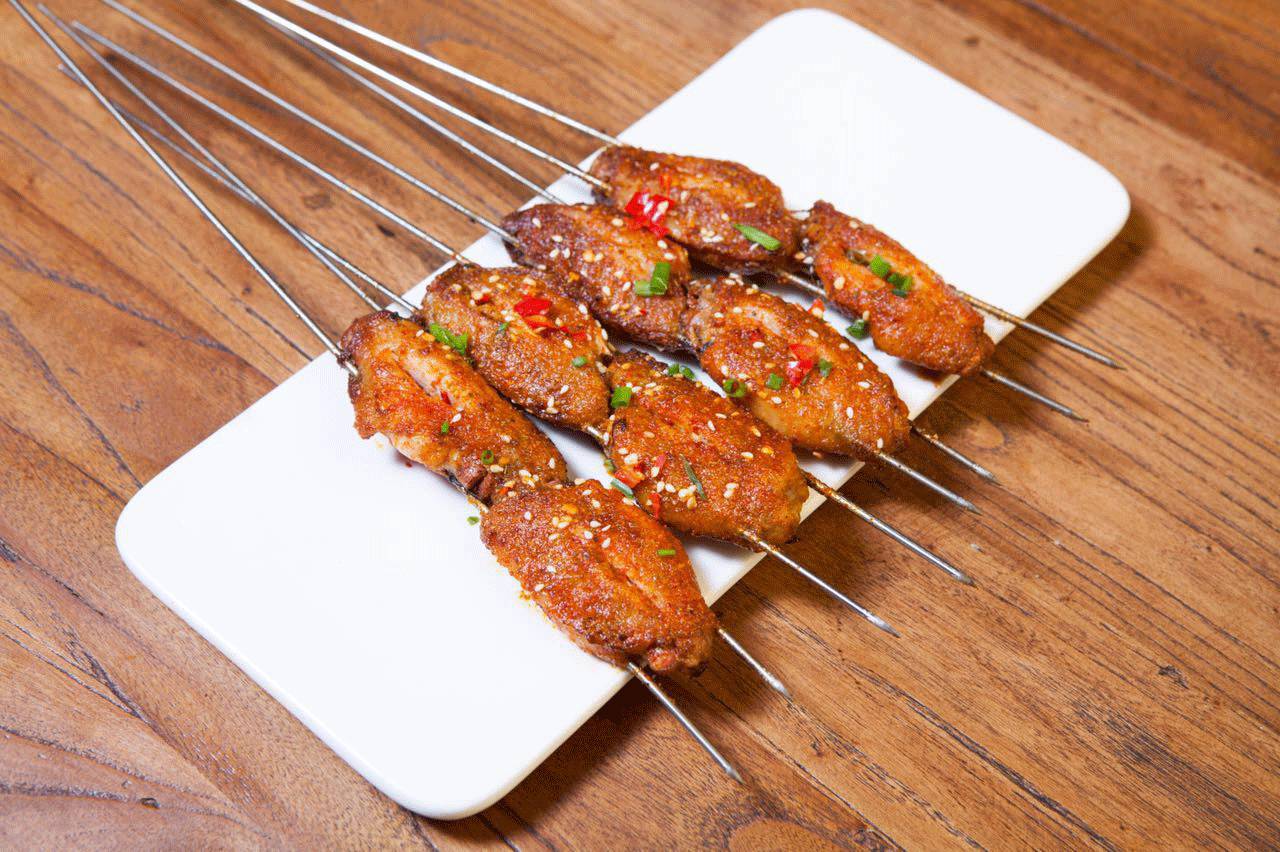 烤鸡翅 10元/串鸡肉充分吸收辣椒的味道,肉质滑嫩细腻,鸡皮通过烤制