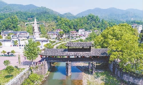 4月28日,桑植县洪家关白族乡,贺龙故居所在地的贺龙桥.