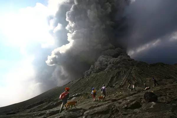 菲律宾马尼拉以南的索索贡省(sorsogon),当地居民正在观看布鲁桑火山