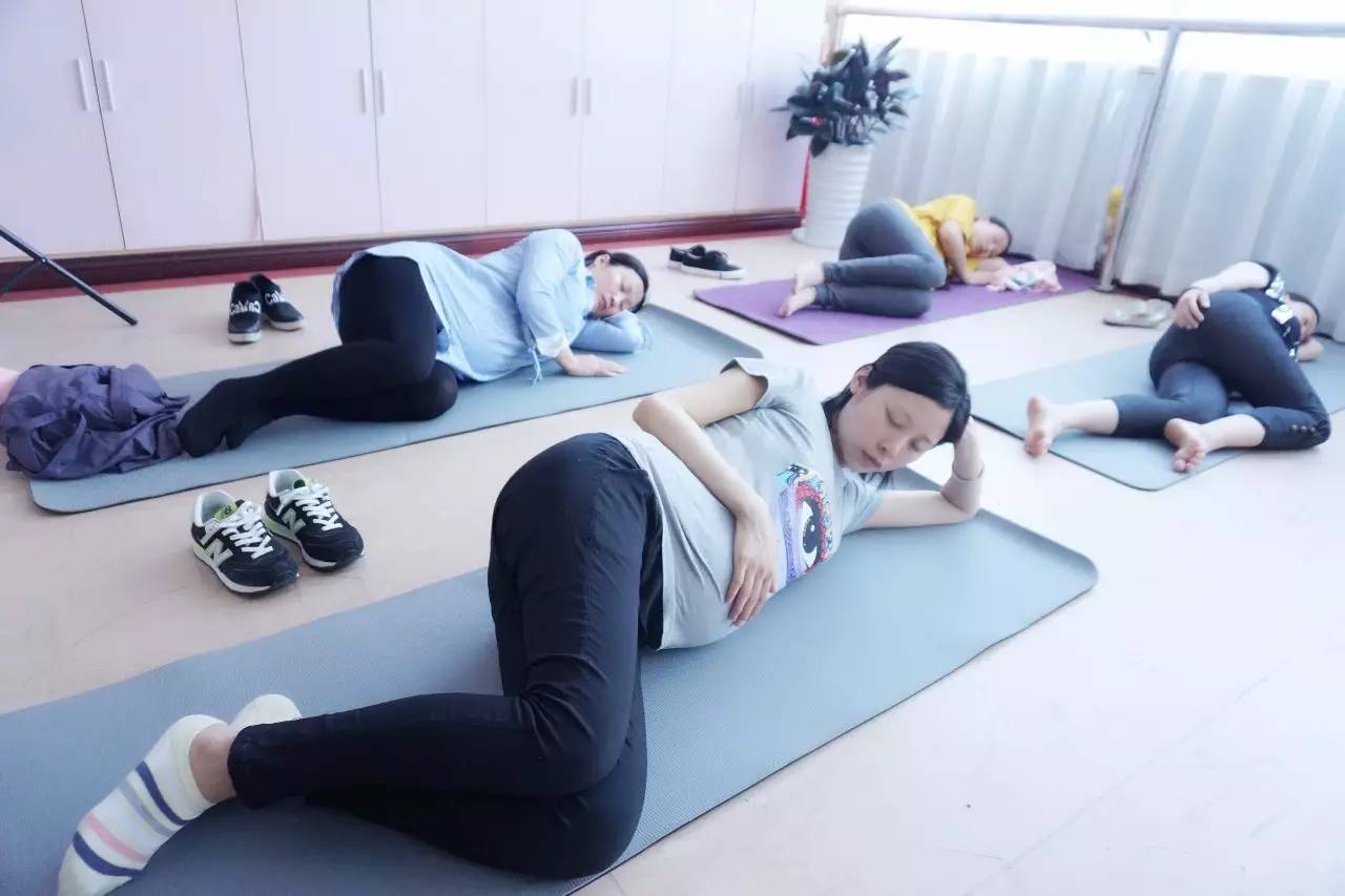 孕妇简单瑜伽动作床上图片