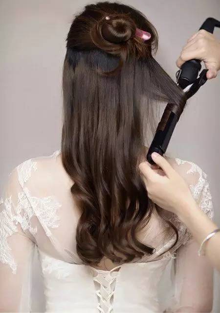 2款新娘盘头发的方法教程,卷发盘发最显大方气质!