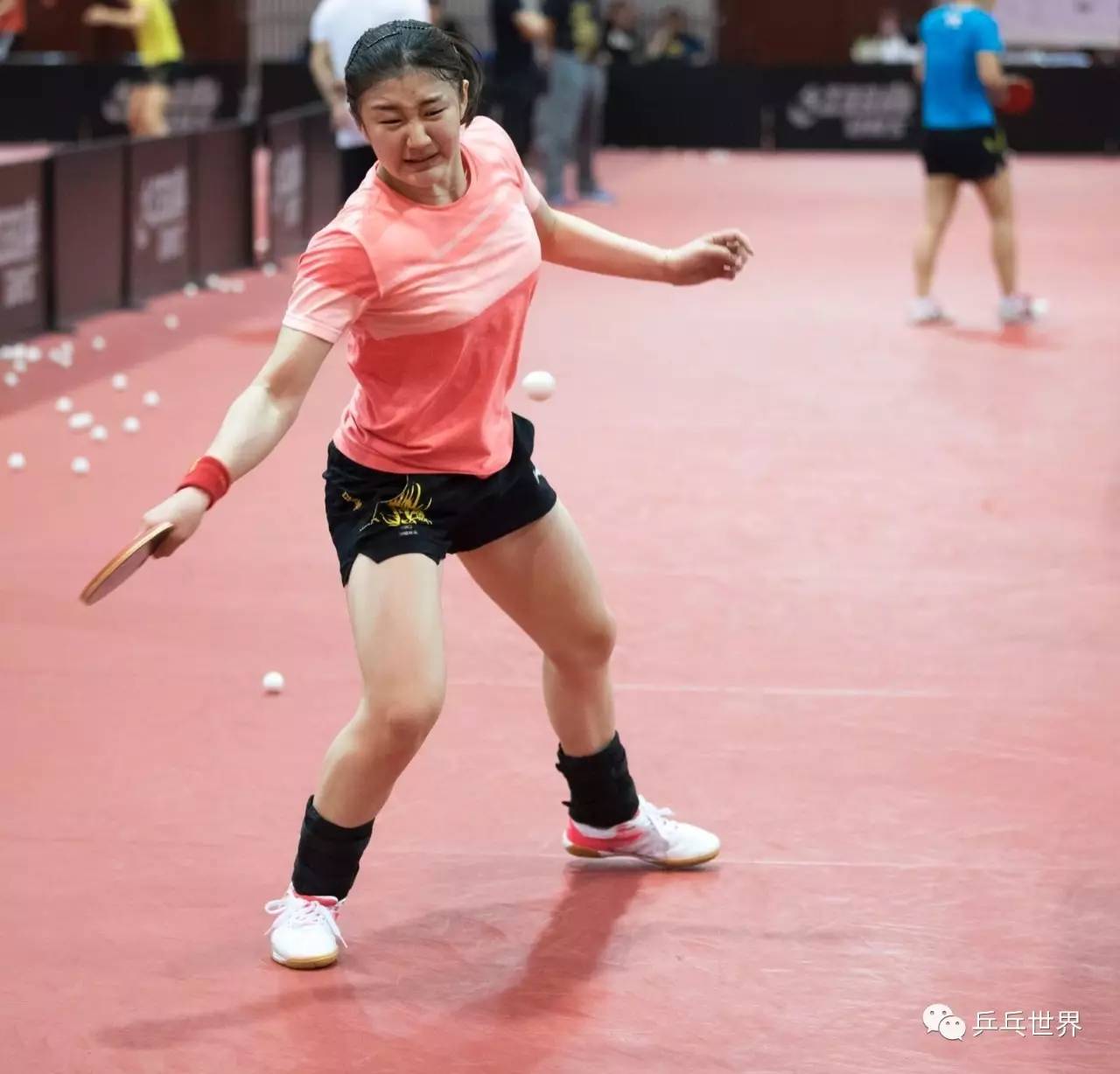 运动员们认真地进行热身牵拉——目前,中国乒乓球女队正在湖北黄石