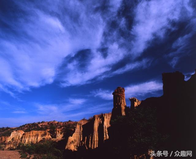 反觀西藏阿里的扎達土林,雖面積規模龐大,氣勢宏偉,但仍屬於發育不