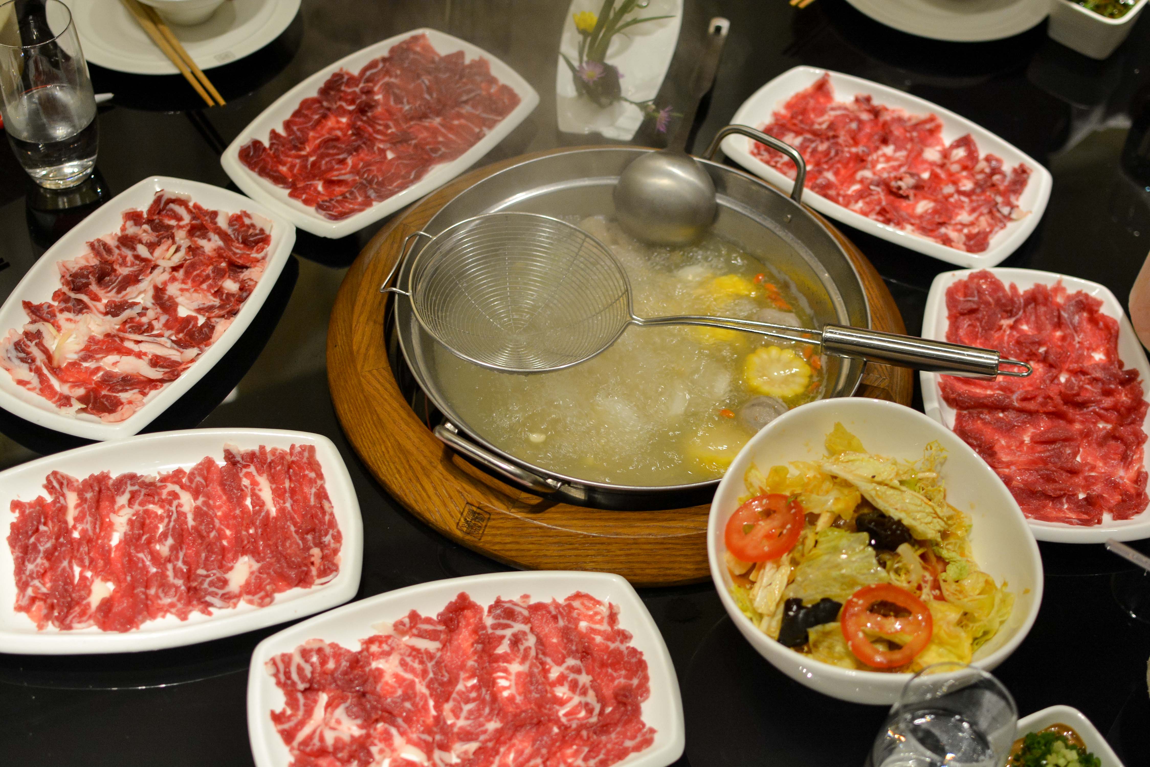 涮牛肉永远是潮汕火锅的主角,各种各样的部位,匙柄,匙仁,吊龙伴,精品