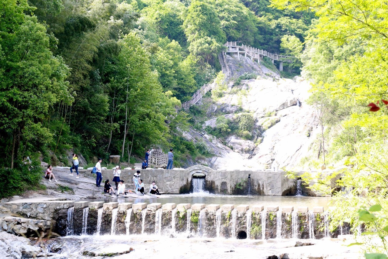 通天河景观在王冲村,有个神秘的地方,峡谷中一条奔腾的河,名通天河.