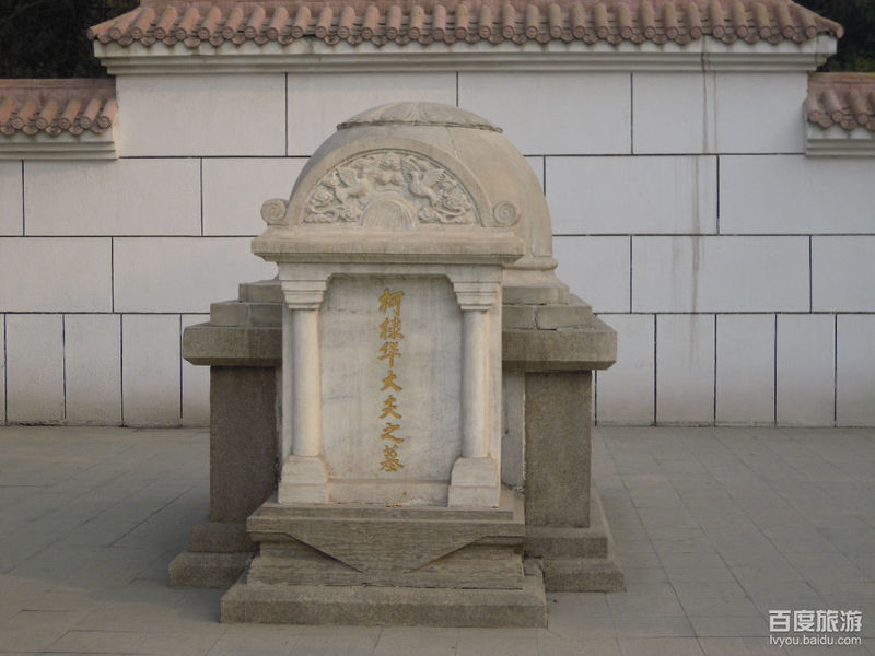 柯棣华大夫墓的正面柯棣华墓侧面这是柯棣华墓背面这是巴苏大夫纪念碑