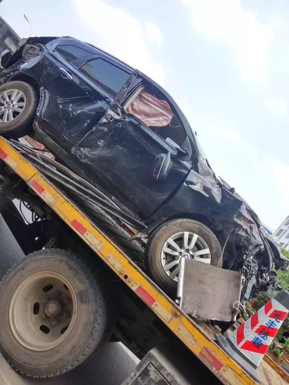 五彩田园路段发生车祸,一黑色小车被撞得惨不忍睹!
