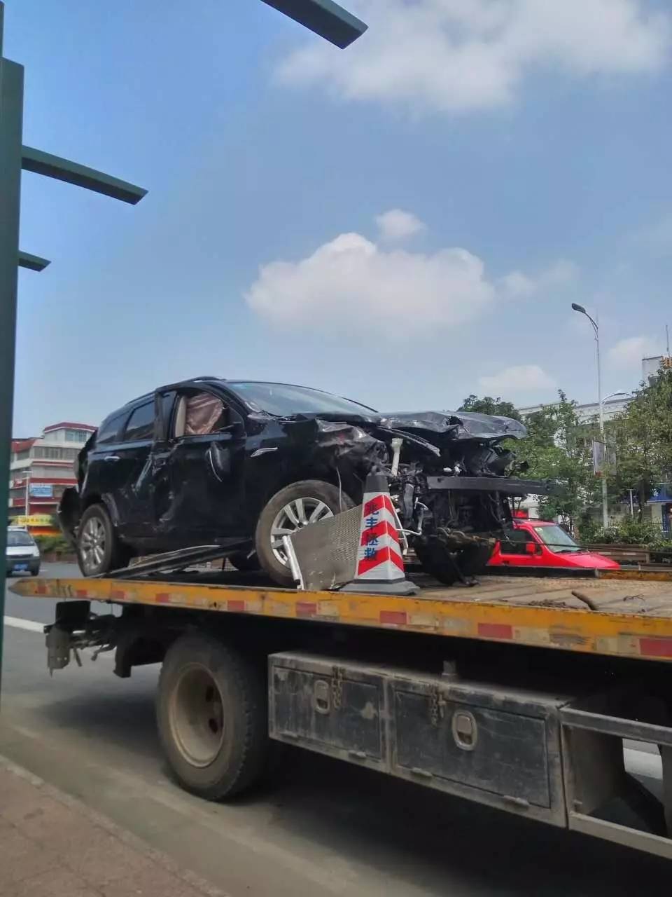 五彩田园路段发生车祸,一黑色小车被撞得惨不忍睹!