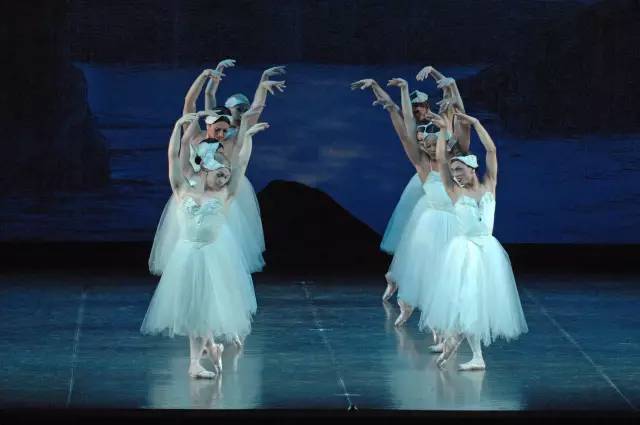 女舞者,化妆技术也是杠杠的,据说,每次上台表演,他们的舞台妆都是自己
