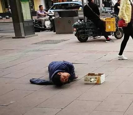 直击太原柳巷:男子装瘫痪爬行乞讨,收满钱后起身拔腿就跑