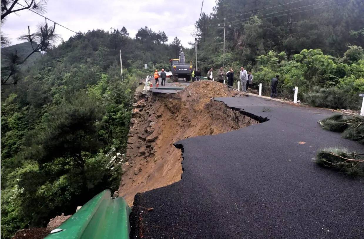 突发!余庆两条公路路基坍塌,已造成道路中断,请绕行!