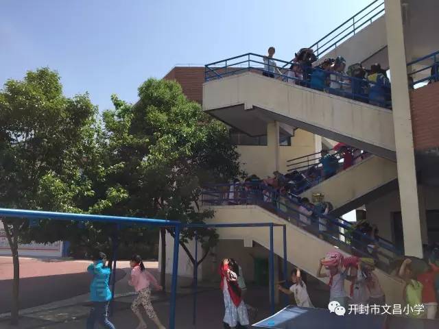 【古城校园】开封市龙亭区文昌小学防震应急逃生演练简讯