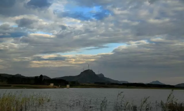 龙湾湖:龙湾湖风景区位于泗水济河街道龙湾套村,总面积2.